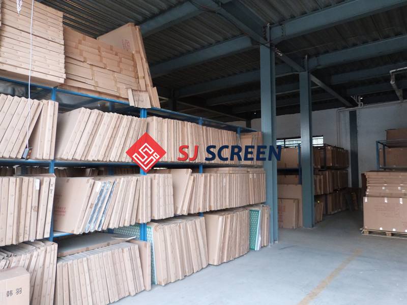 There are a lot of qualified vibrating screen on the shelves.