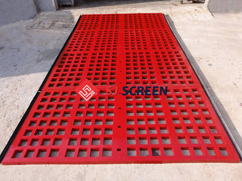 Quatro peças de telas modulares de poliuretano em cores vermelhas são colocadas em linhas.