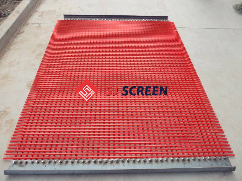 Una pantalla de poliuretano de núcleo de acero rojo en el suelo.